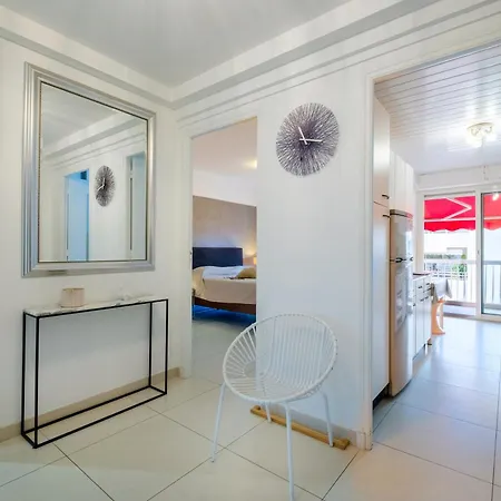 Avec Clim Et Terrasse * Antibes