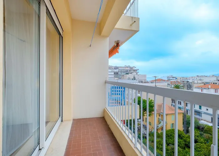 Apartment Avec Clim Et Terrasse Antibes