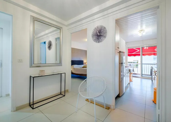 Avec Clim Et Terrasse * Antibes